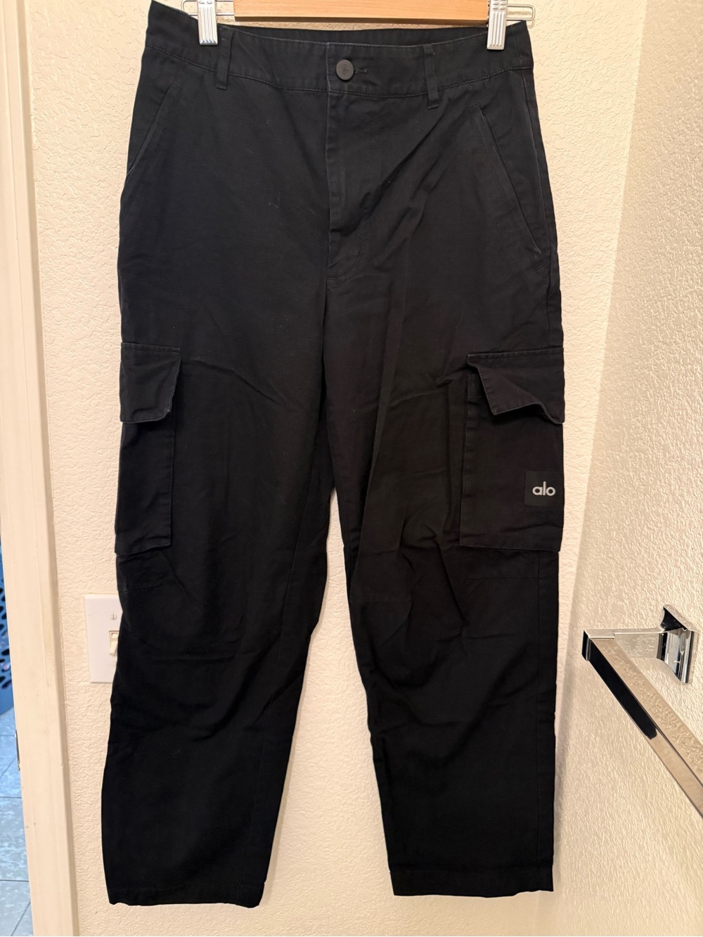 ALO Yoga Men’s Black Cargo Pants with Side Zipper Pockets- Regular length